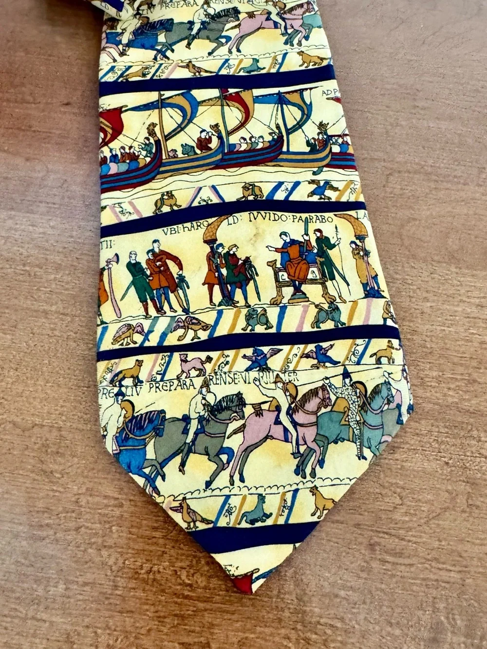 Alynn Neckwear  Bayeux Tapestry 100 % Silk Men’s Necktie Yellow Historical EUC